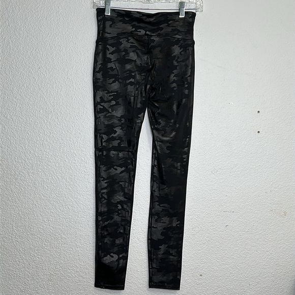 SPANX Faux Leather Black Camo Leggings Size Medium Womens Sculpting Slim Fit - Picture 5 of 14